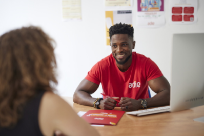 Conseiller souriant en interaction avec une cliente.